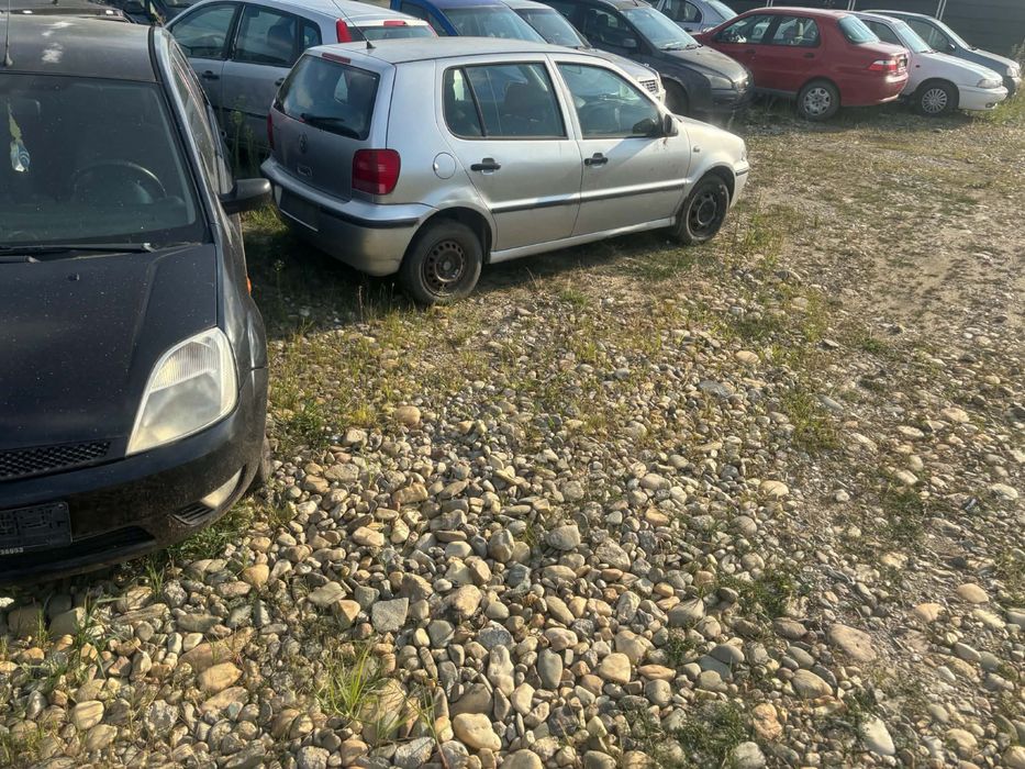 Dezmembrari auto mai multe masini auto Parc auto