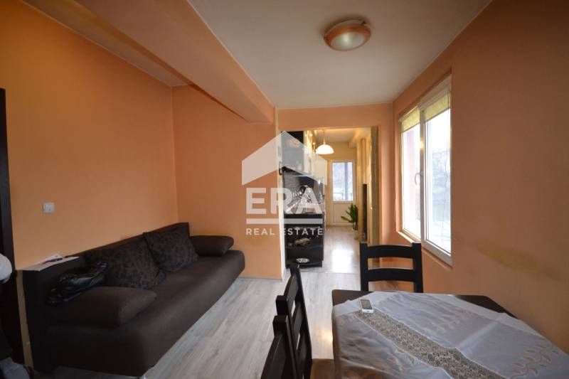 Прекрасна двуетажна къща с двор в квартал ,,Тракийски,,