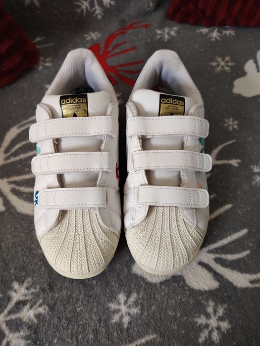 Adidași Adidas superstar, nu Nike Puma