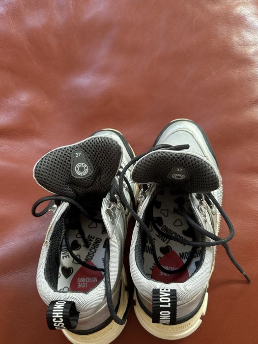 Ghete Love Moschino, in stare foarte buna, marimea 37.