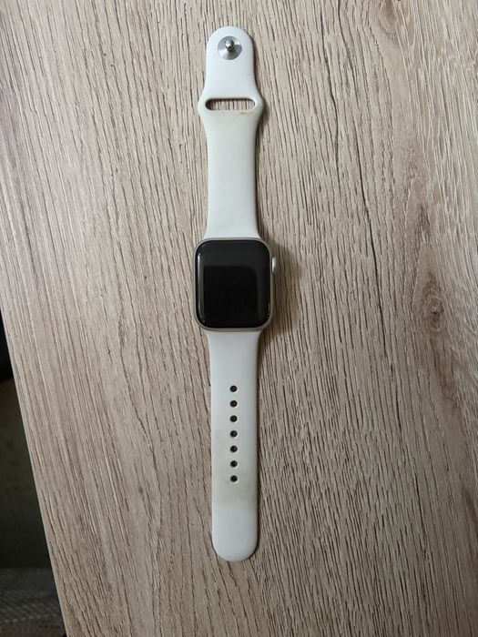 Продавам 2 броя Apple Watch SE в отлично състояние. Работят безупречно, продават се заедно или поотделно. Пишете на лично.