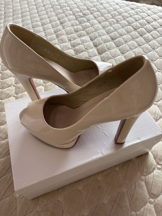 Туфли бежевые на каблуках