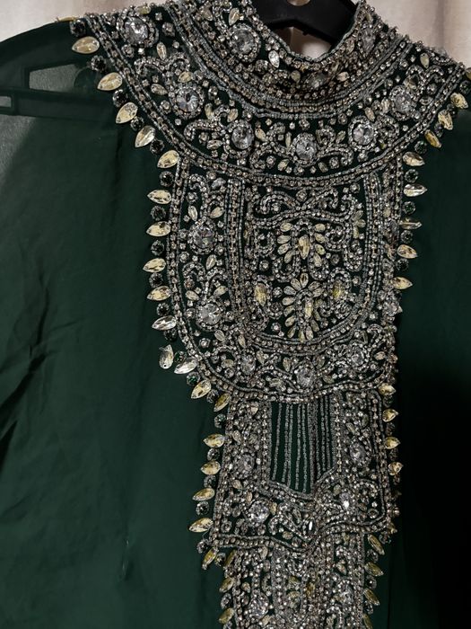 Зеленое шикарное платье