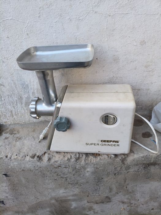 Мясорубка (1500W), но нерабочая. Цена догово