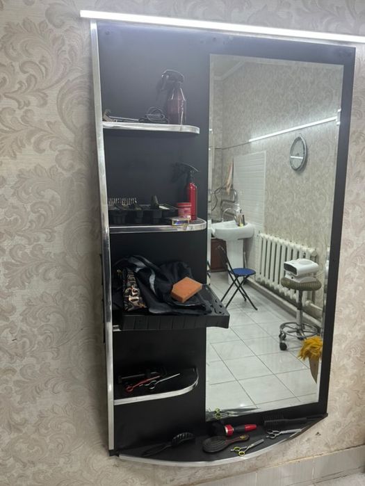 Salon uchun stol va oyna