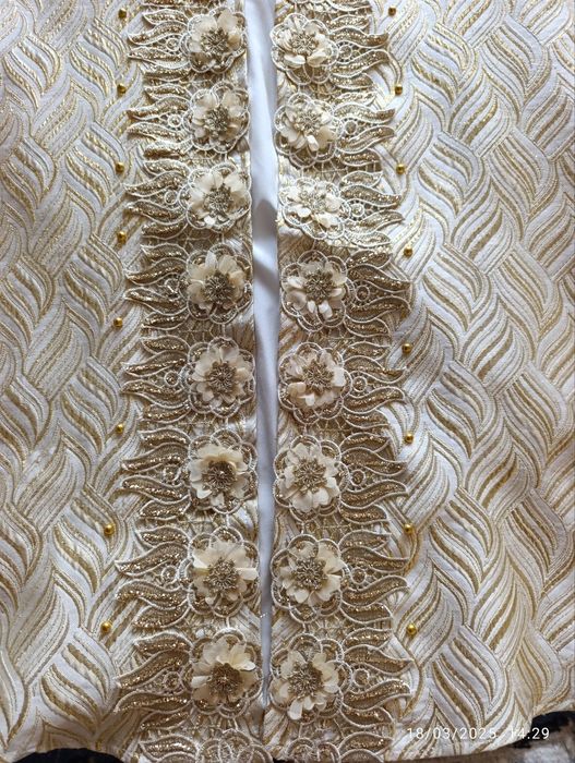 Ansambl koʻylak yangi, ichidagi oq baza koʻylagi bilan