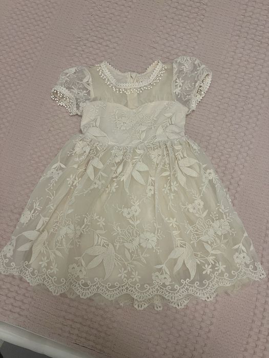 Платья на девочку, в очень хорошем состоянии.