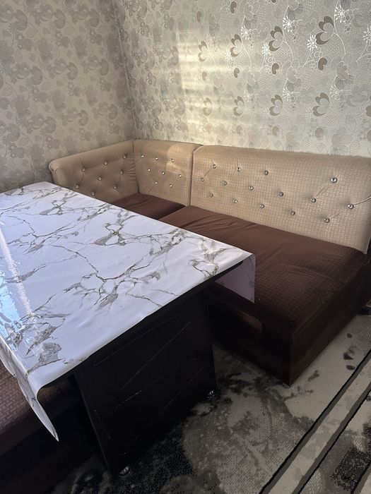 Диван с стульчиками