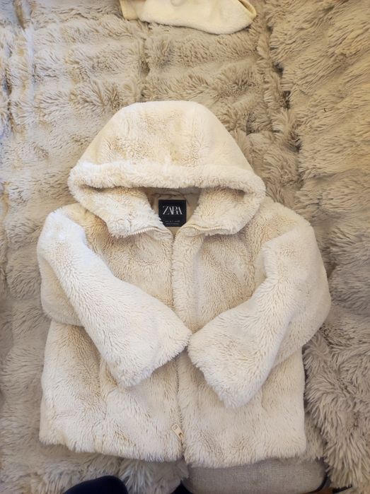 Зимно яке за момиче на марката Zara. Размер 120 см 6 /7 години