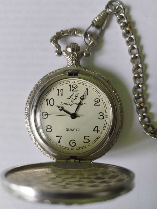 Карманные часы с цепочкой.