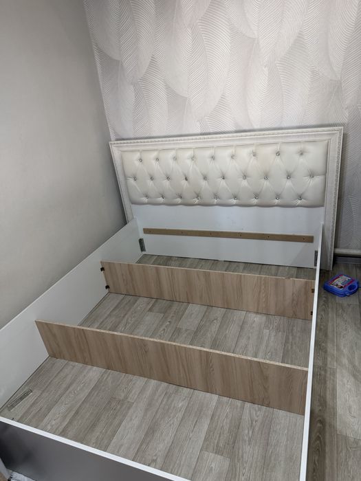Двуспальная кровать