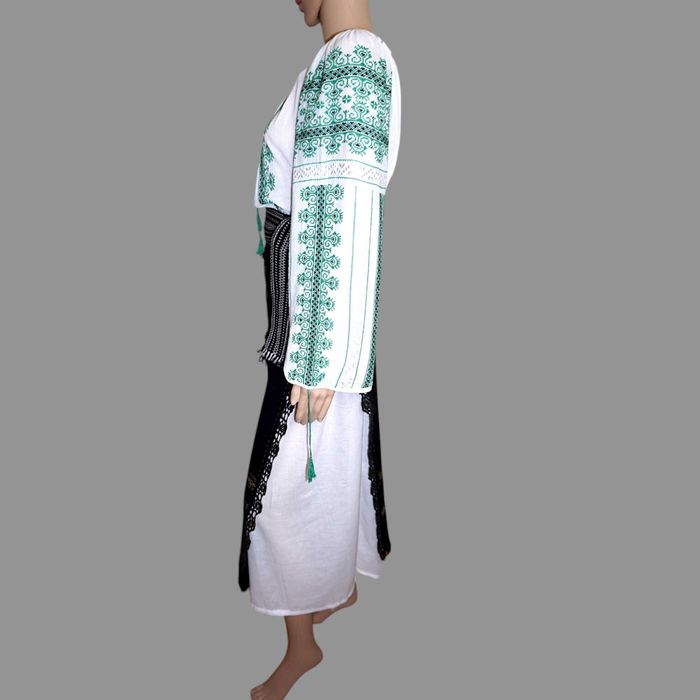 Costum popular cu ie lucrata manual si catrinte fir metalic S-M