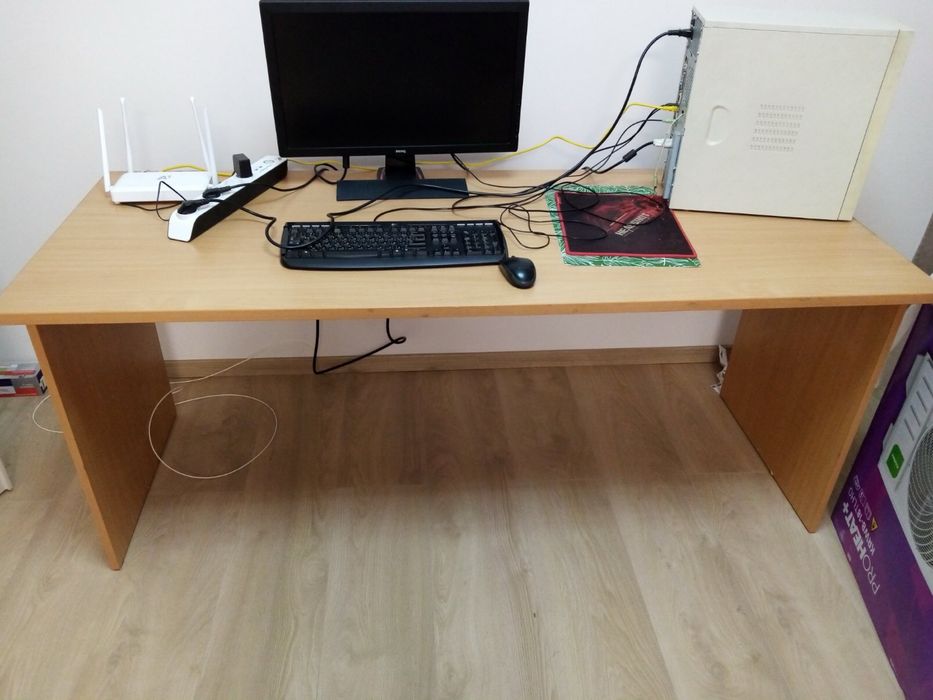 Продавам работна маса бюро 70/180
