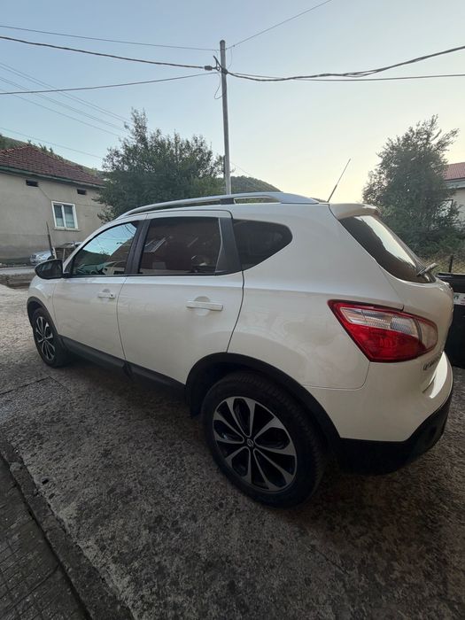 Автомобил Nissan Qashqai