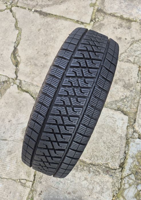 O bucată 215/205 70/65 R15C M+S iarnă - una Lassa Continental Vredeste