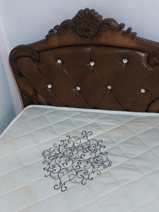 Деревянная большая кровать с матрасом