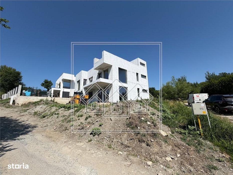 Casă de vânzare în Cisnădioara – rooftop cu piscină infinity, panoramă