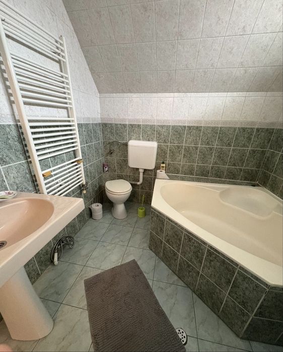 Apartament cu patru dormitoare , livin spatios , trei bai , bucatarie . Zona centrala — fotografia 3
