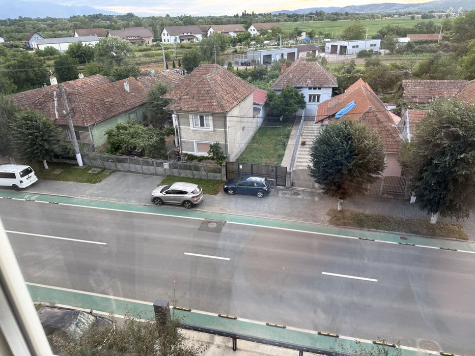 Apartament 2 camere, semidecomandat, poziție excelentă (la șosea)