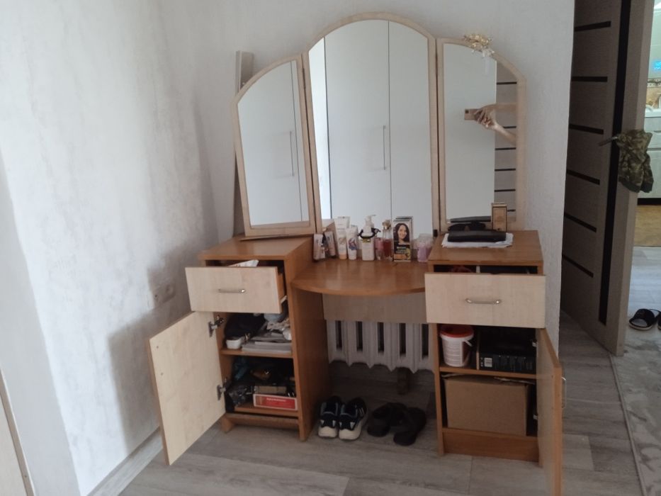 Продаю дамский столик (тримо)