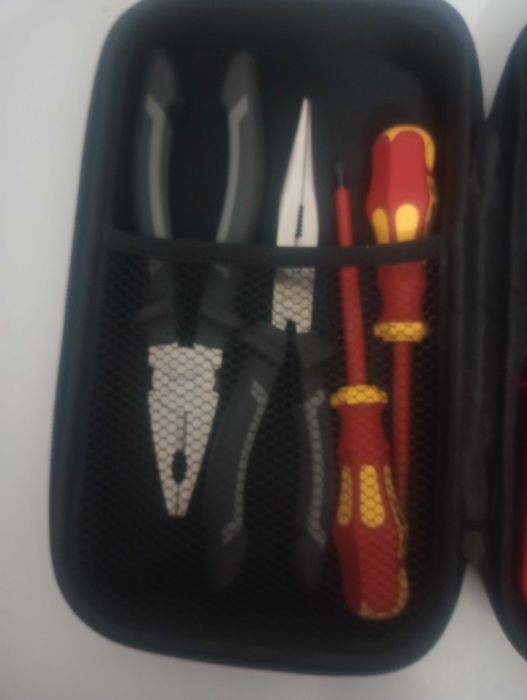 Електротрхнически комплект инструменти