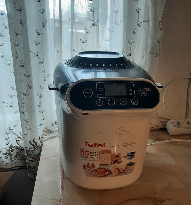 Aparat electric  de făcut paine