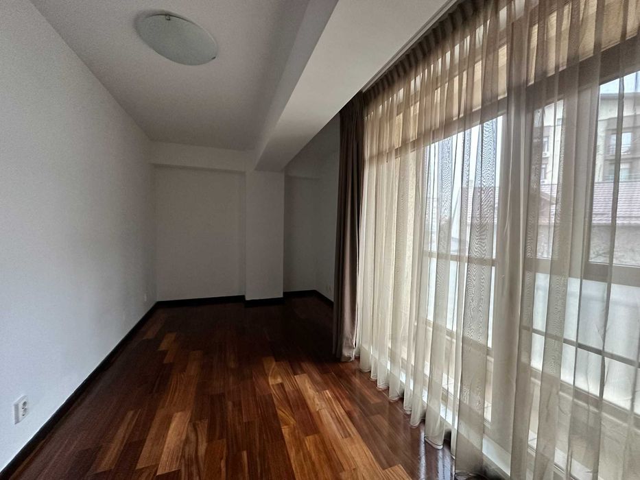 Inchiriez apartament 3 camere nemobilat zona Baneasa cu loc parcare