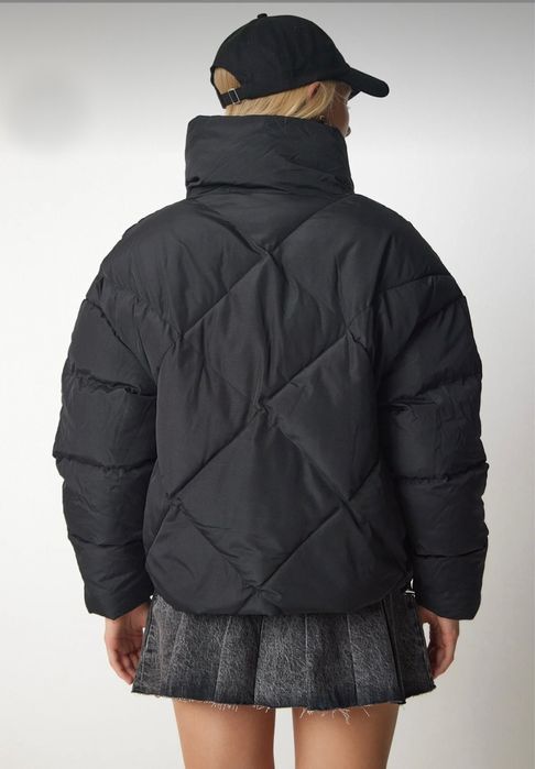 Дамско зимно черно капитонирано яке с висока яка