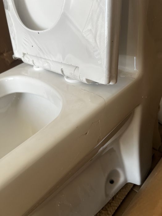 Новый унитаз с трещиной