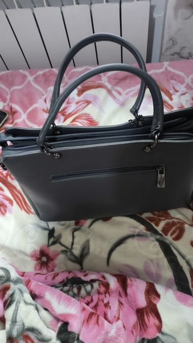 Сумка серая, с надписью Michael kors