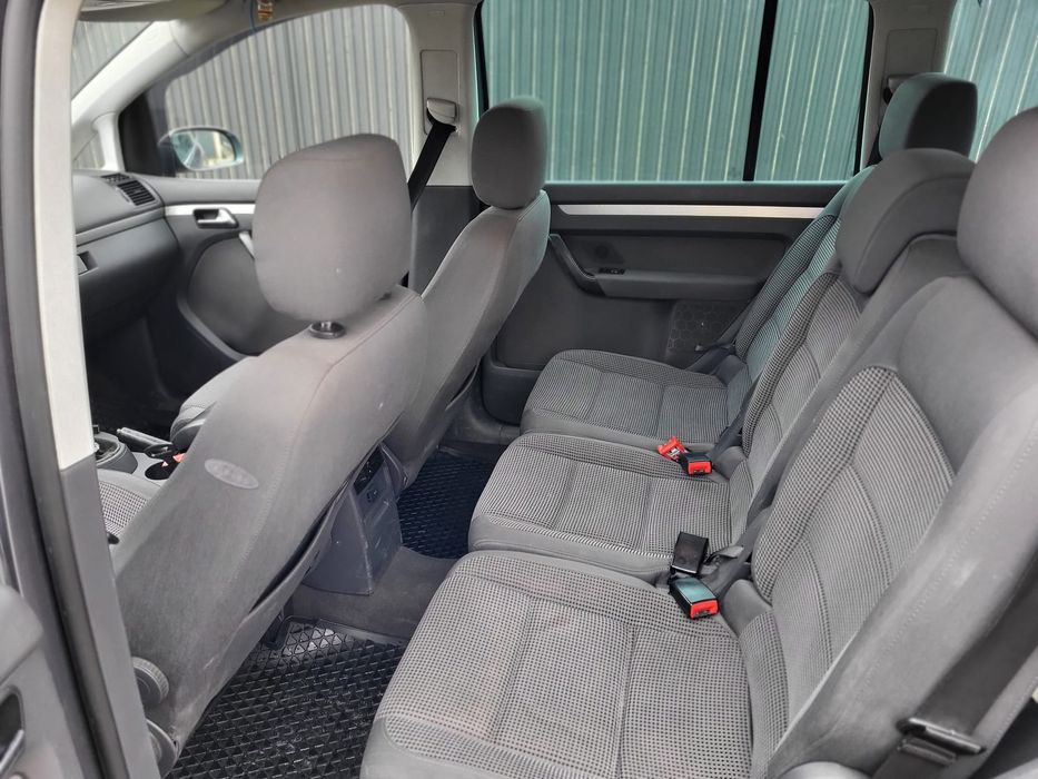 Vând Volkswagen Touran 1.6 FSI