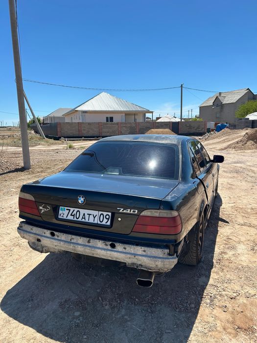 Машина BMW 7 Series (E38).