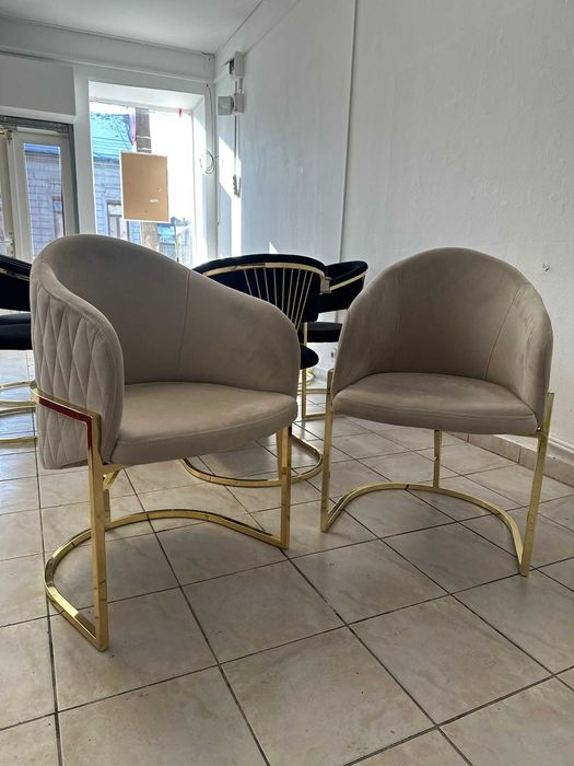 Scaune elegante tapițate – design modern 370 lei/buc