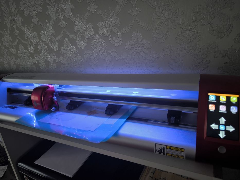 Продам резчик плоттер