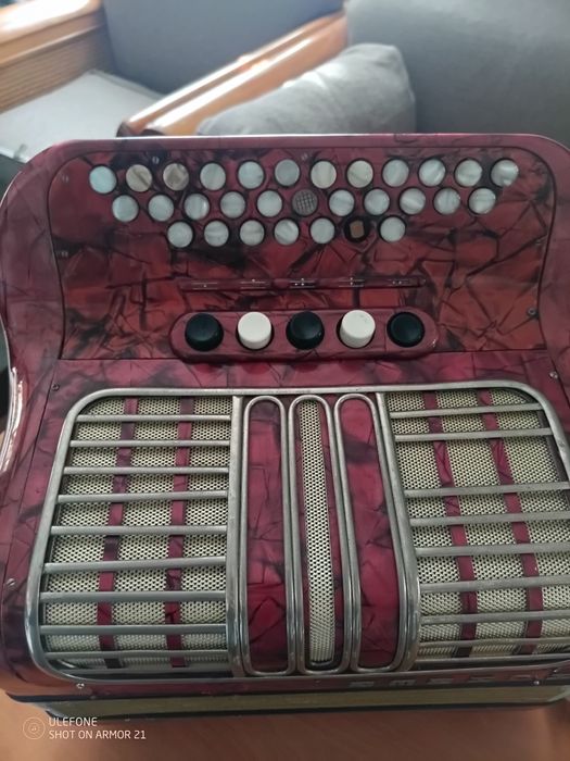 Vând sau schimb cu magnetofon  Akai.