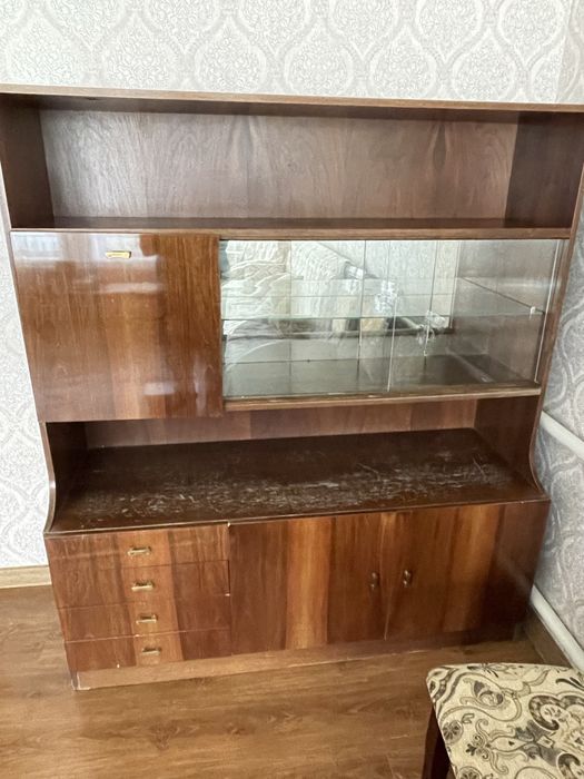Продам сервант для посуды