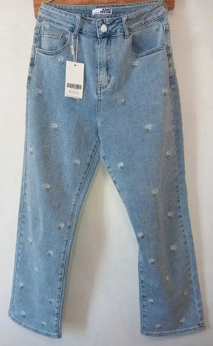 НОВИ с етекет дамски дънки с бродирани цветя