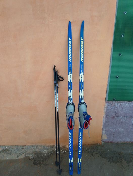 Продам лыжи с ботинками