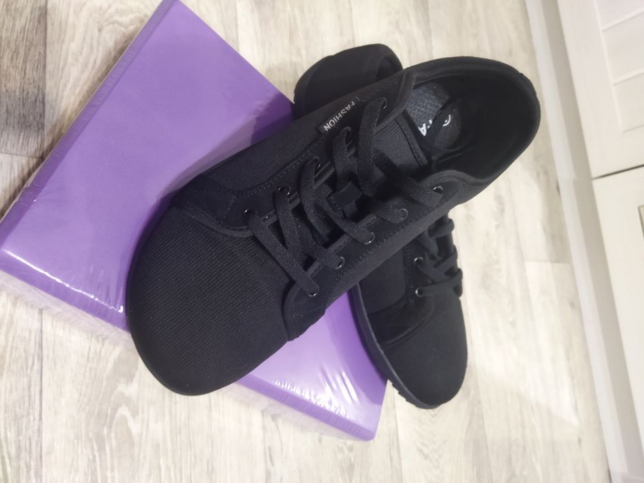 Спортни обувки за широко стъпало