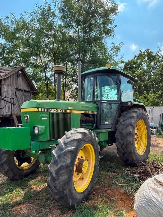 john deere 3040.