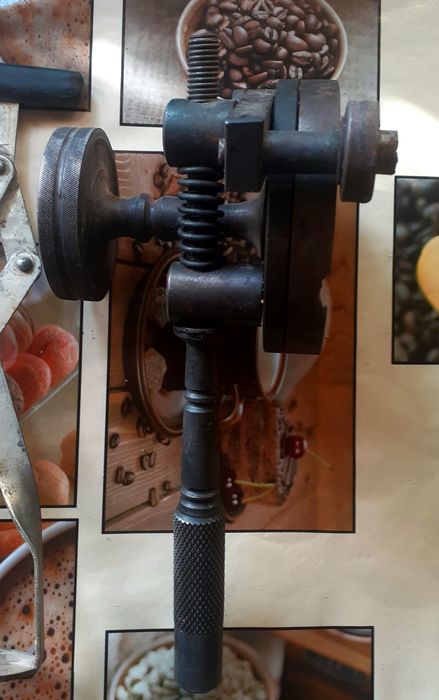 Машинка для закрутки крышек . Консервация .