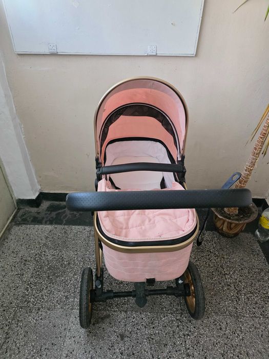 Продават се в много добро състояние количка.люлка и кошара. Само лично предаване за Бургас