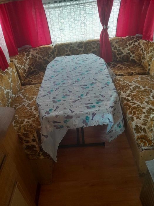 Седем метрова каравана с две оси и две спални