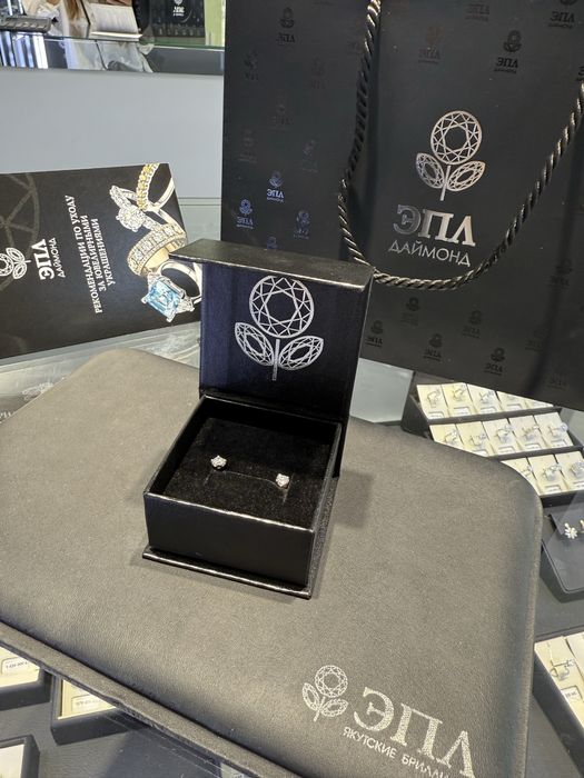 Пуссеты из белого золота с бриллиантами Эпл Даймонд