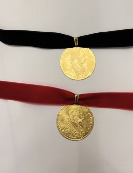 Vand monede suflate cu aur de pentru detalii sunați mă