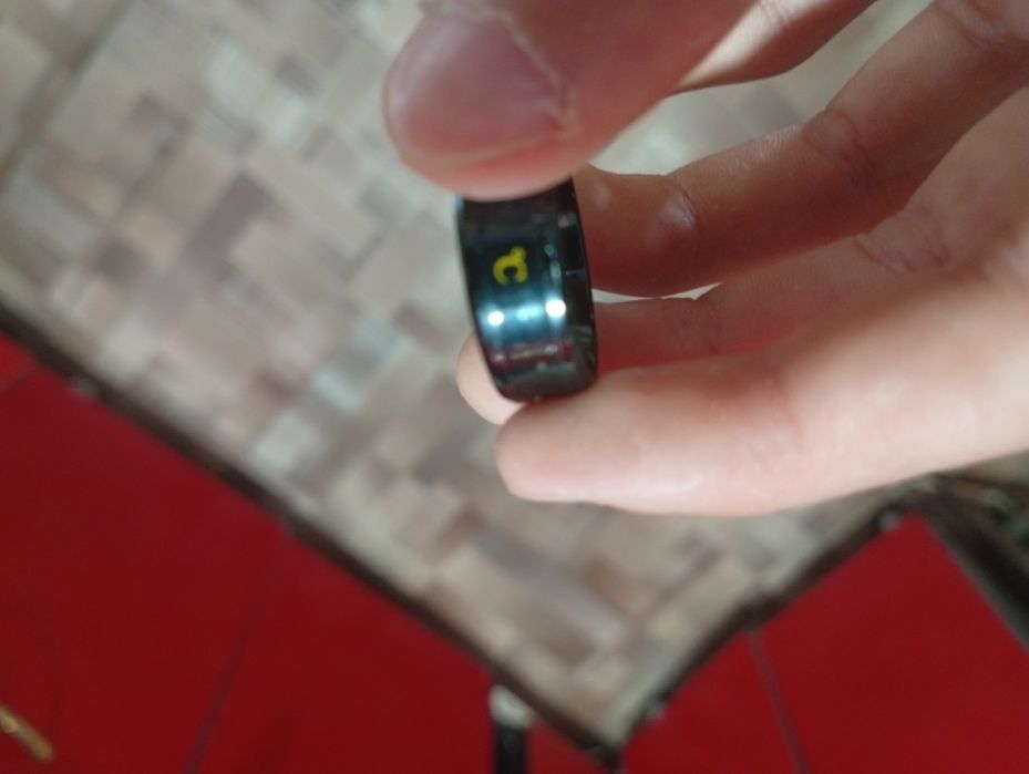 Кольцо термометр на пальце