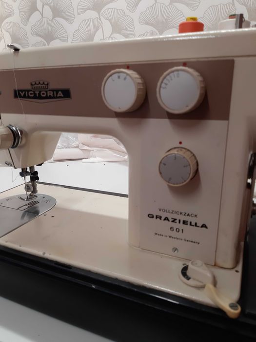 Vând masina de cusut casnică rezistentă,făra mecanisme din plastic