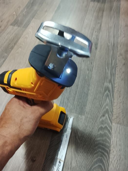 Fierestrău sabie DeWalt cu o baterie de 6 a
