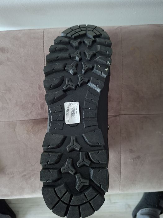 Продавам високи ,мъжки туристически обувки