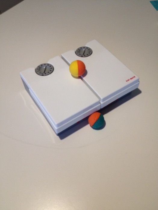 Alimentator hrana pisici, automat, cu racitor + bonus 2 mingiute.